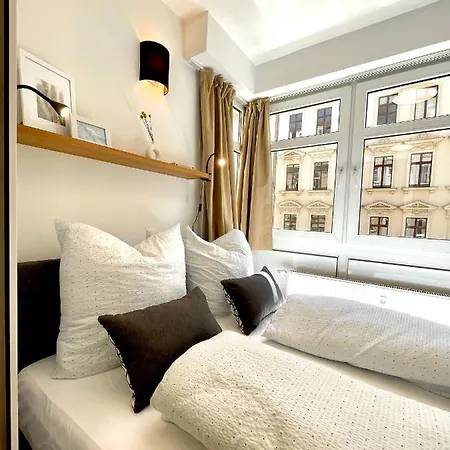 Sunshine City - Zentrum - Parkplatz - Netflix *